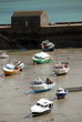 Bateaux de pêche colorés, à marée basse dans le port de Granville, département de la Manche, France	
