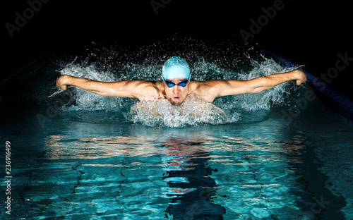 Obrazy Pływanie  mezczyzna-w-basenie-styl-plywania-motyl