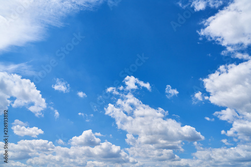 Plakat Niebieskie niebo z niektóre białymi chmurami