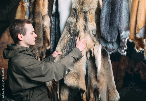 Fotografía A young man hangs up the fur after treatment.