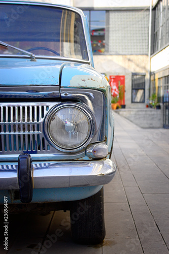 Obraz Dibond Old car on the backyard