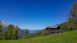 Fototapeta Krajobraz - Einsame Hütte am Berg