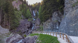 Fototapeta Krajobraz - Weg zum Wasserfall