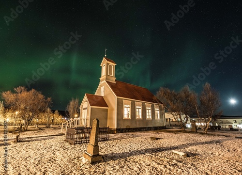 Zdjęcie XXL Northern Lights otacza kościół