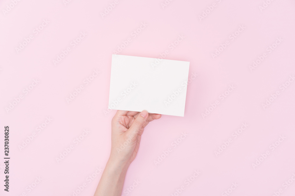 hand holding blank card - obrazy, fototapety, plakaty 