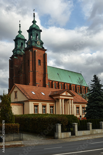 Photographie historic house and towers of the gothic cathedral in Gniezno.