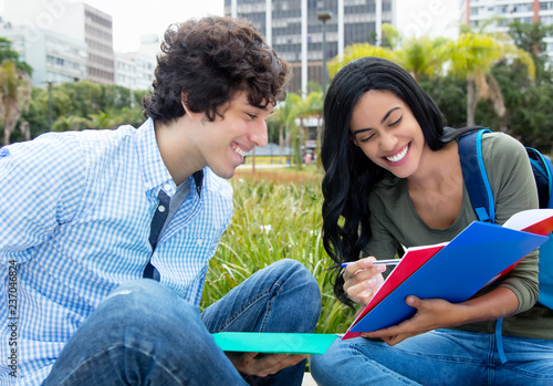 Deutscher Austauschstudent lernt zusammen mit arabischer Studentin Canvas Print