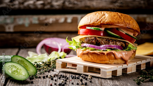 zblizenie-domowe-smaczny-burger-z-kotlet-miesny-i-ser-i-swieze-warzywa-na-drewnianym-stole-vintage-zdjecie-przepisu-zywnosciowego-skopiuj-tekst