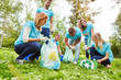 Freiwillige Helfer beim Müll sammeln