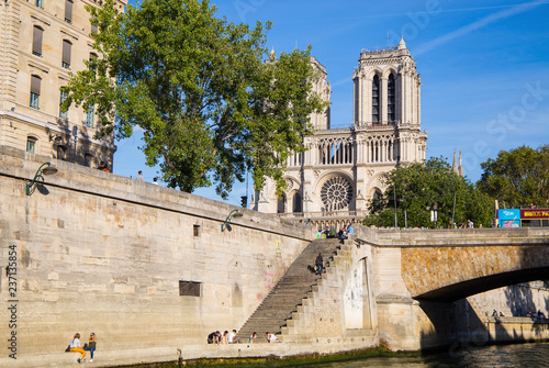 Plakat Paryż, Francja, 8 września 2018 r. - Katedra Notre Dame w Paryżu z Sekwany w Paryżu, Francja