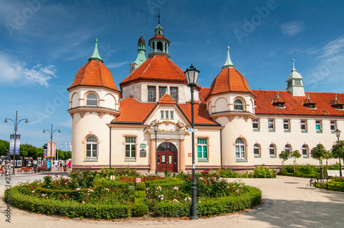 Obrazy Sopot  historyczny-budynek-balneologii-i-stara-latarnia-morska-w-sopocie-polska