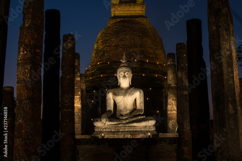 Fotografie, Obraz the ancient Buddhist temple of Wat Sa Si in evening twilight