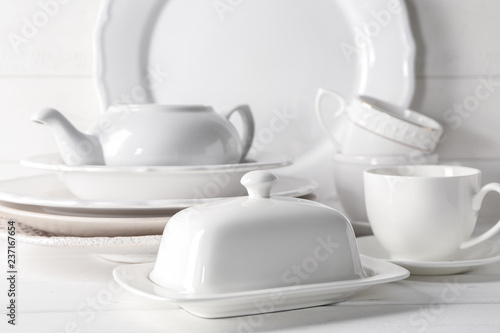 Fotomural Set of clean dishware on white table
