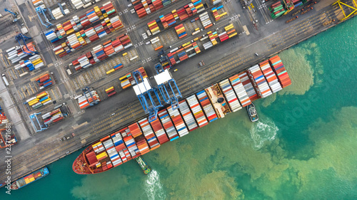 kontenerowiec-w-eksporcie-i-imporcie-oraz-logistyce-wysylka-ladunku-do-portu-dzwigiem-transport-wodny-miedzynarodowy-widok-z-lotu-ptaka-i-widok-z-gory
