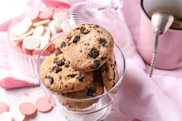 Dessert bowl with tasty chocolate chip cookies on table