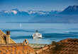 Lake Geneva - Ein Schiff fährt zum Hafen Vevey