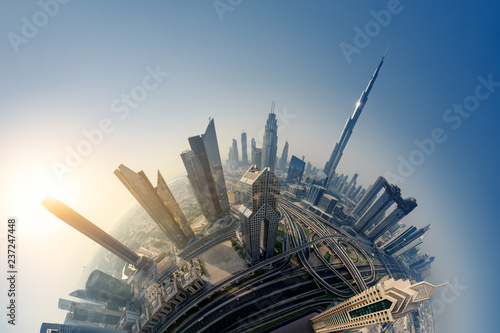 Mata magnetyczna Panoramę Dubaju o wschodzie słońca, efekt Little Planet. panoramiczny widok z lotu ptaka z góry na zabytki centrum miasta. Słynny punkt widzenia, Zjednoczone Emiraty Arabskie