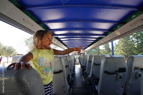 Fotografia Little blonde little girl in a tourist bus in Athens