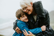 © Rawpixel.com - Happy grandmother hugging her grandson