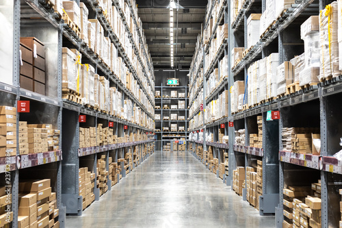 Cuadros en Lienzo Large warehouse logistic or distribution center