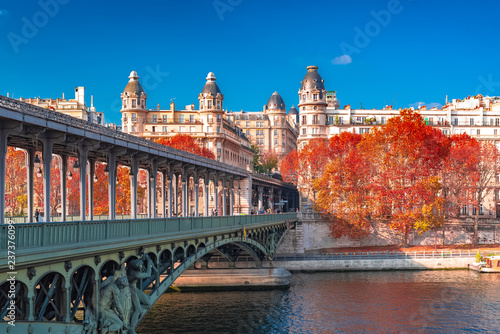 Obraz Dibond Paryż, panorama jesienią, most Bir-Hakeim i piękne paryskie budynki, widok na Sekwanę