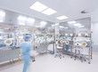 © Westend61 - Scientists processing human tissue in insulator laboratory