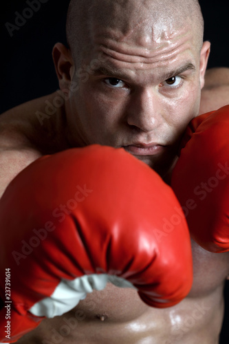 Fotografia Muscular boxer in front of black background