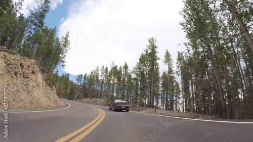 Papier Peint - Driving on paved road in Rocky Mountain National Park