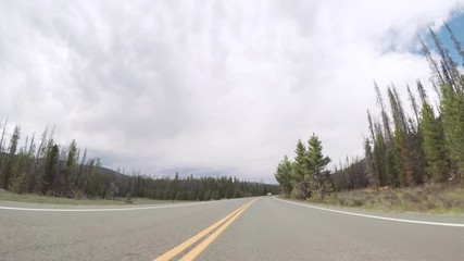 Fotobehang - Driving on paved road in Rocky Mountain National Park