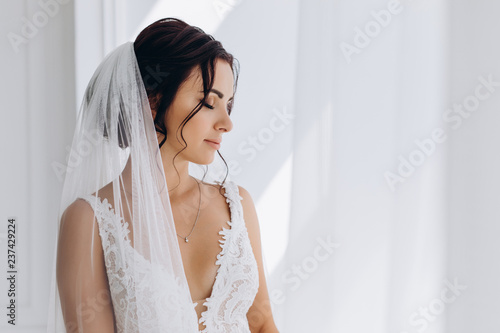 Fotografía Morning of the bride. Portrait of a bride in a white dress.