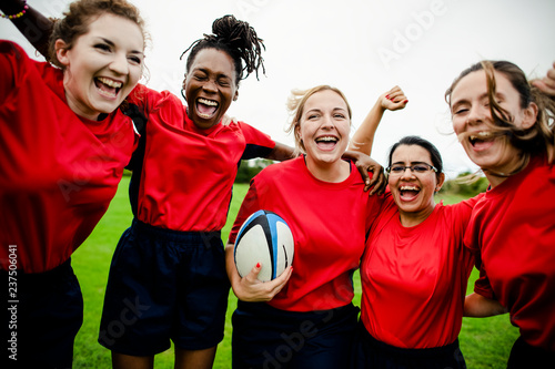 Fotografía Cheerful rugby players celebrating their victory