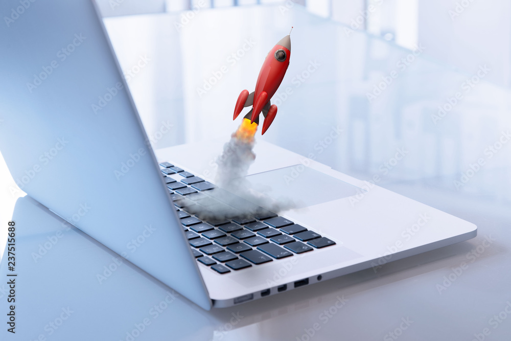 Laptop mit Rakete