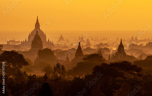 Cuadros en Lienzo Amazing sunrise with the ancient architecture of a thousand Pagodas in Bagan Kin