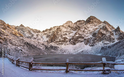 Fototapeta Morskie Oko  snowy-tatr-w-zimowym-mroznym-krajobrazie-gorskie-jezioro-morskie-oko