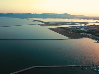 サルデーニャ島のカリアリ港の夕景