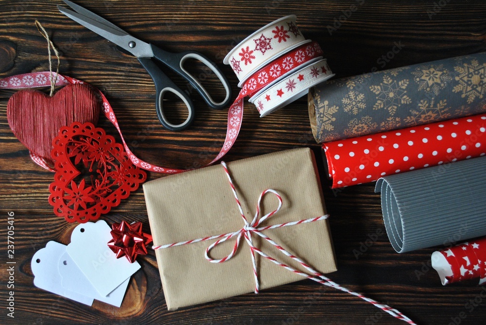 Pakowanie prezentów na Boże Narodzenie - obrazy, fototapety, plakaty 