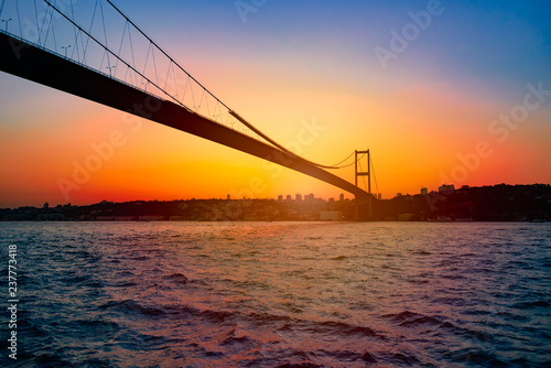 Fotomural Bosphorus Bridge at sunset in Istanbul, Turkey