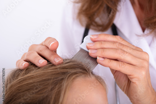 Fotografía Doctor Examining Girl's Hair