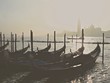 Gondeln in Venedig im Nebel