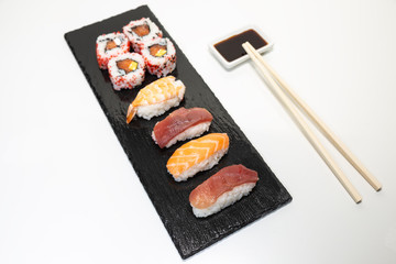 Sushi, a typical Japanese food prepared with a base of rice and various raw fish such as tuna, salmon, shrimp and sea bream. To which is added, according to the variants. 