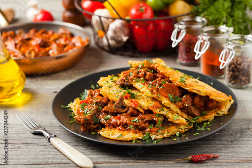 Fotografía Hungarian potato pancake with goulash