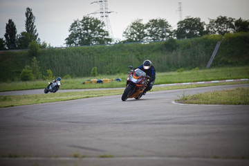  Race between two motorcycle athletes.