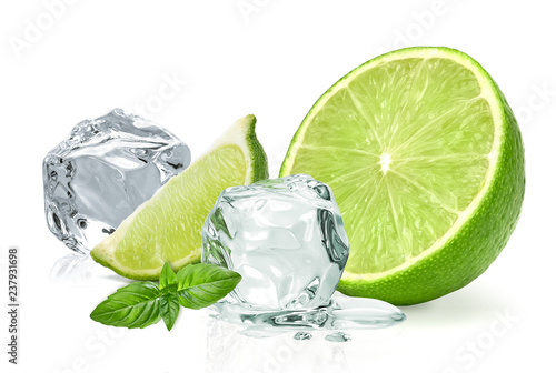 Obraz limonki  kostki-lodu-klin-limonki-i-bazylia-liscie-na-bialym-tle