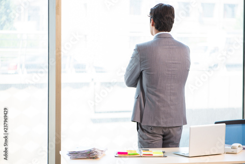 Fotografía Young successful businessman working at the office