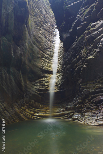 Fotografia Majestic mainsail with a flowing beautiful waterfall