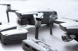 mehrere Drohnen, Quadrokopter auf einem Tisch, Drohnen Reparatur