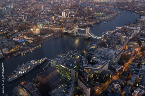 Fotografie, Obraz London Tower Bridge, Aussicht von The Shard am Abend