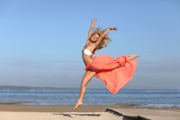 girl on the sea gets positive emotions