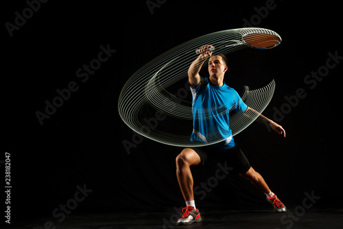 Fototapety Badminton  mlody-czlowiek-gra-w-badmintona-na-czarnym-tle-studio-dopasowany-mezczyzna-sportowiec-na-ciemnym-tle