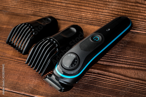 Cuadros en Lienzo Hair trimmer and scissors on the wooden background